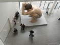 /album/fotogaleria/ron-mueck-accroupi-on-usti-studio-webzine-jpg1/